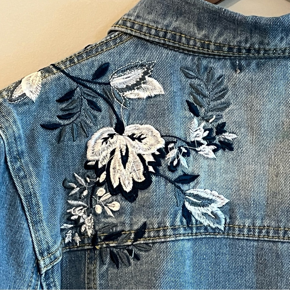 Say What? Embroidered Boho Denim Jacket Floral Blue and White Embroidered Sz S - Picture 6 of 9